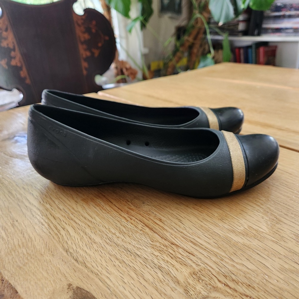 Crocs Ballet Flats Black with Gold Accents Comfortable Womens Shoes Size 8 - Picture 2 of 9
